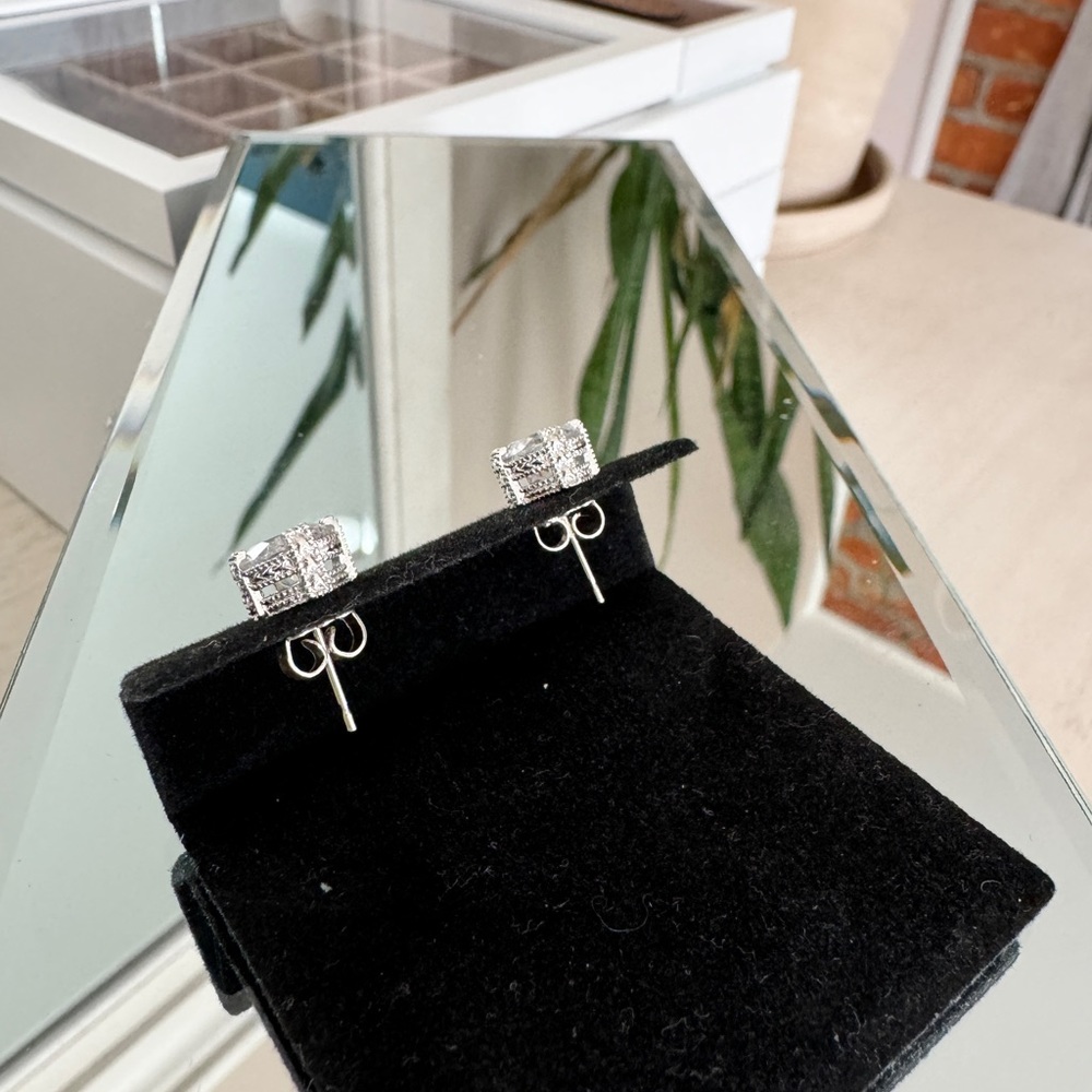 Solitair Sterling Silver Earrings - Picture 3 of 7